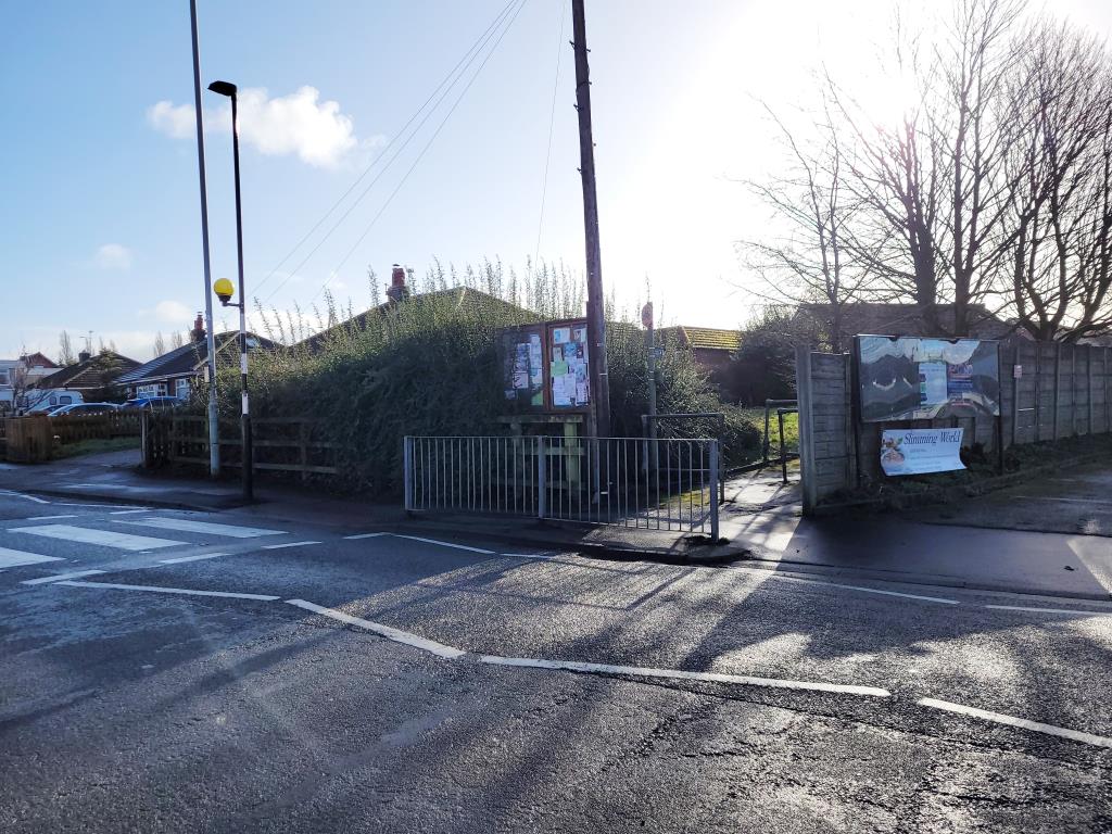 Lot: 43 - FREEHOLD PARCEL OF LAND - Road frontage with footpath entrance to the side
